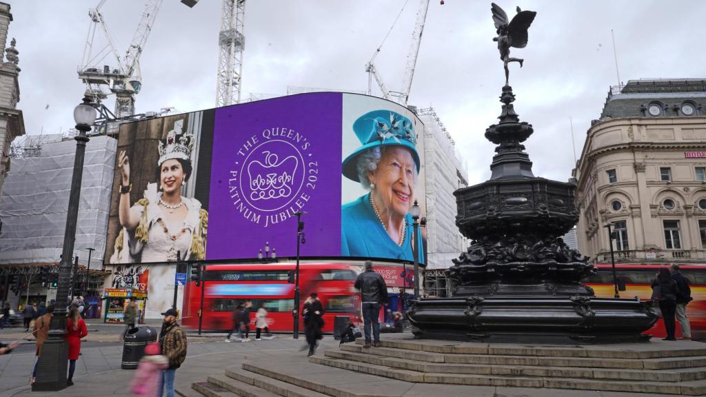 Las pantallas de Piccadilly Circus muestran imágenes de Isabel II con motivo de su Jubileo de Platino.