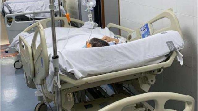 Situación de las Urgencias de La Vila, con camas en los pasillos.