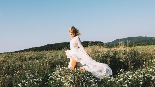 Una mujer vestida de novia.