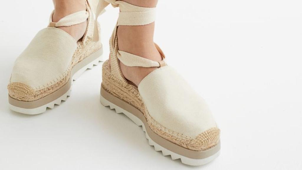 Las alpargatas son de color crema y cuentan con una alta plataforma.