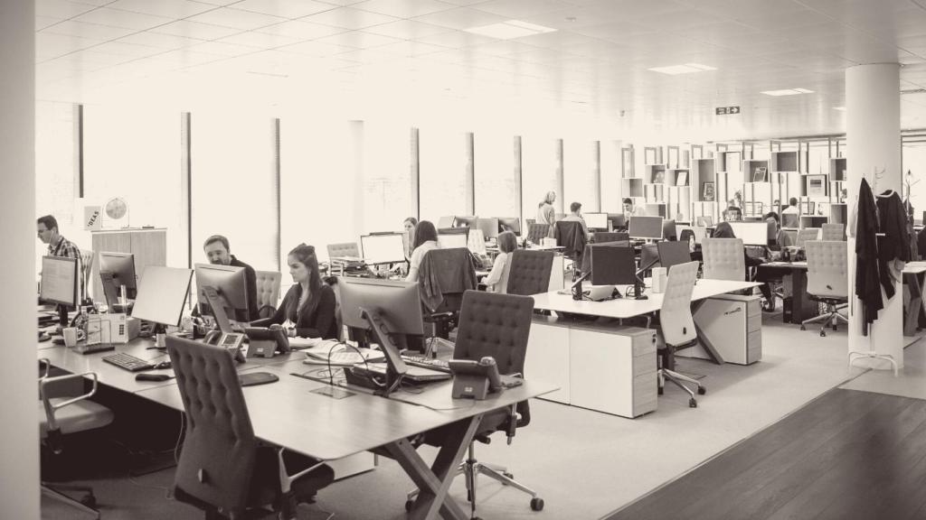 Trabajadores en una oficina.