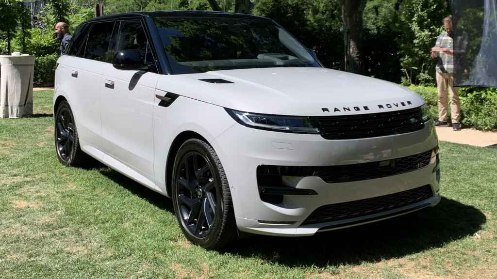 La tercera generación del Ranger Rover Sport destaca por su gama electrificada.