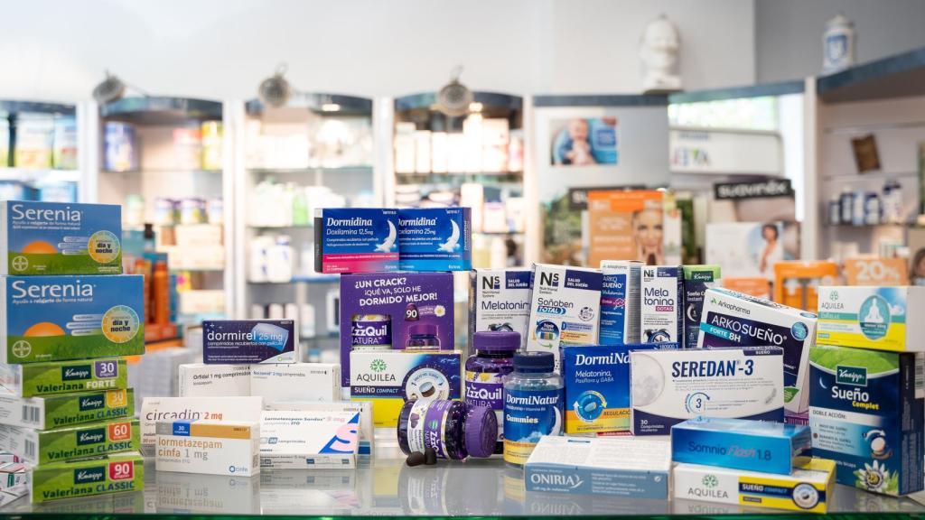 Fármacos para dormir disponibles con y sin receta en una farmacia española.