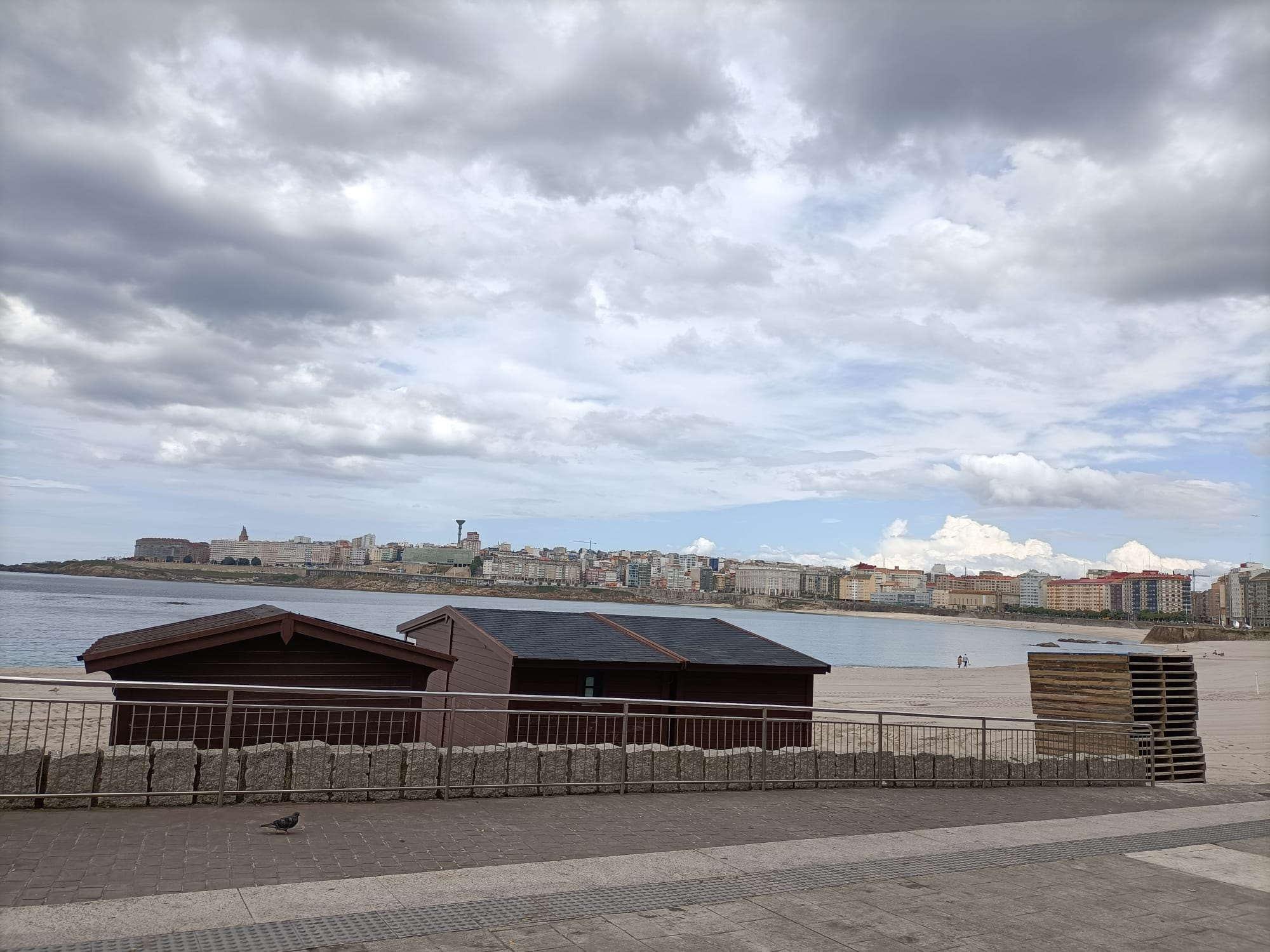 Casetas de socorristas en la playa de Riazor
