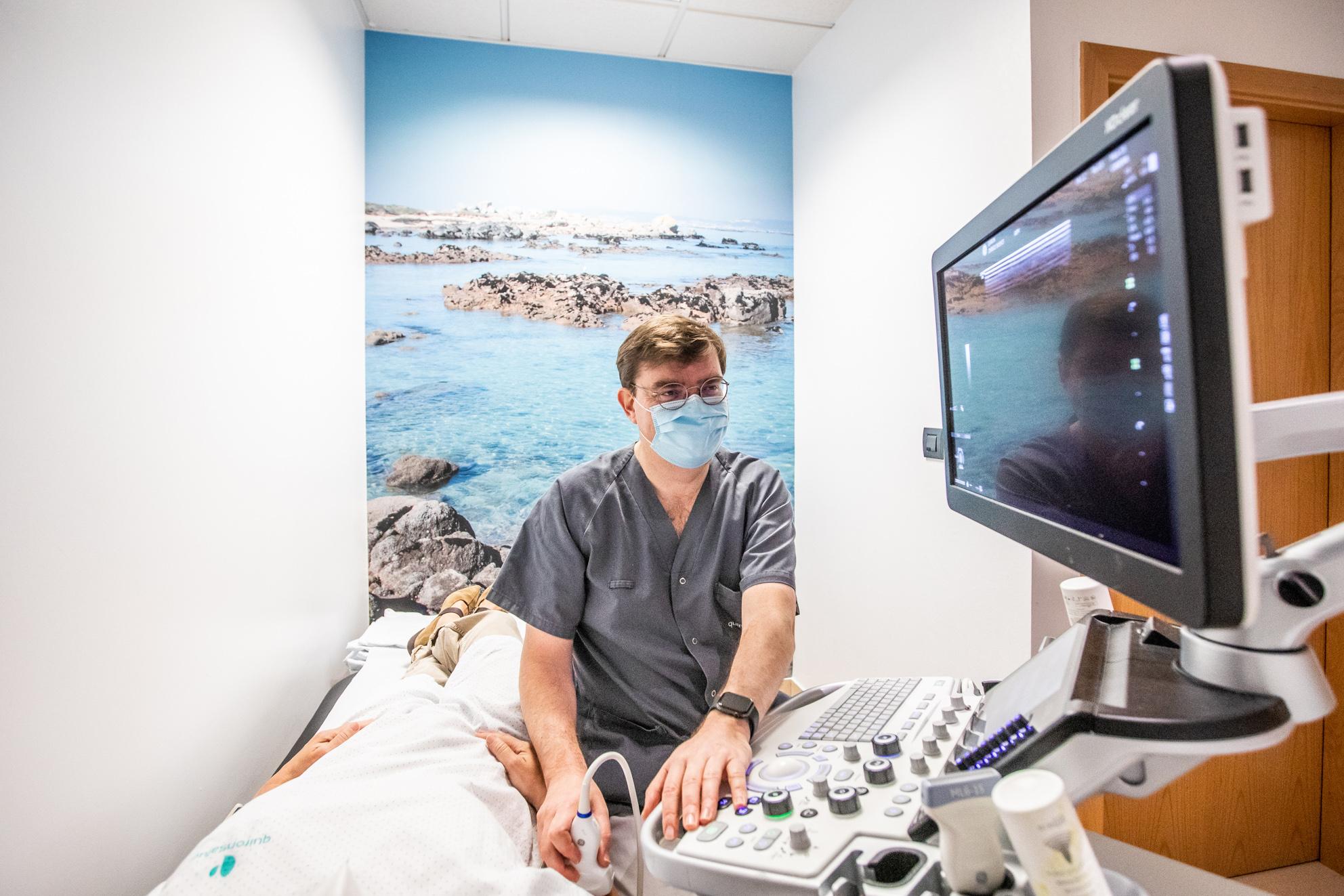 José Corredoira, Jefe del servicio de Radiodiagnóstico realizando ecografía