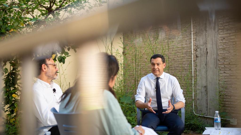 Juanma Moreno, en un momento de la entrevista con Fernando Garea e Inma León.