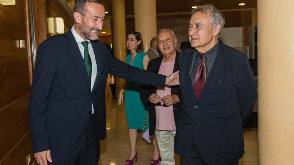 El alcalde de Elche, Carlos González, con Molina Foix en la entrada a Alcaldía.