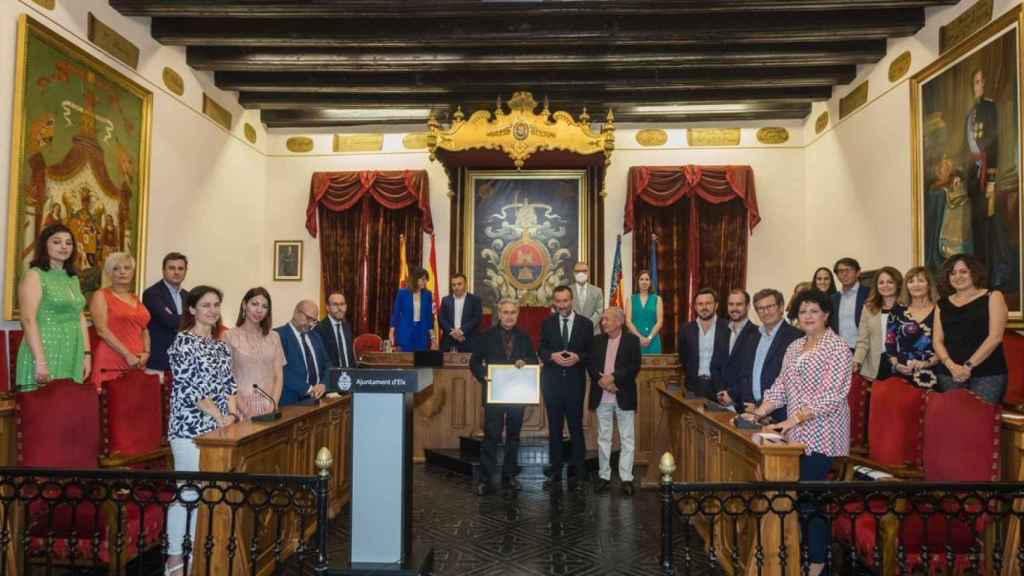 Molina Foix rodeado de la corporación en el salón de Plenos.