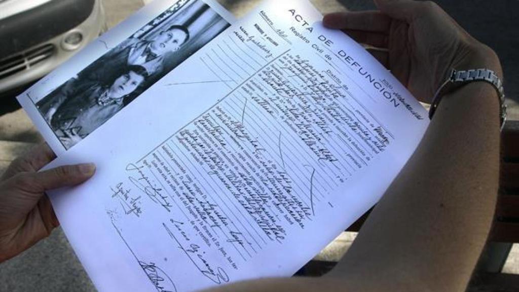 El acta de defunción que tenía la familia del republicano.