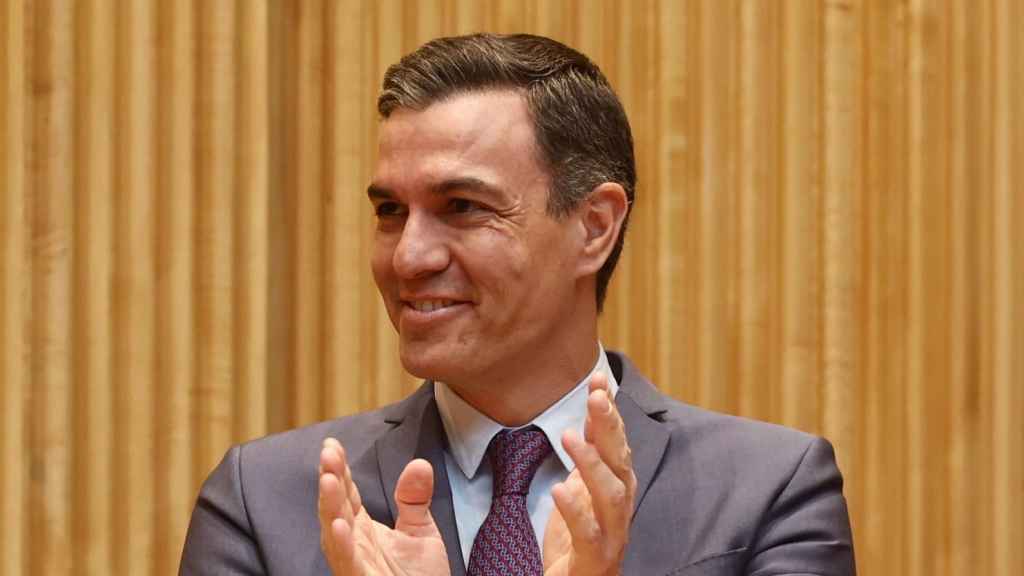 Pedro Sánchez  este miércoles con Héctor Gómez y Cristina Narbona en el Congreso.
