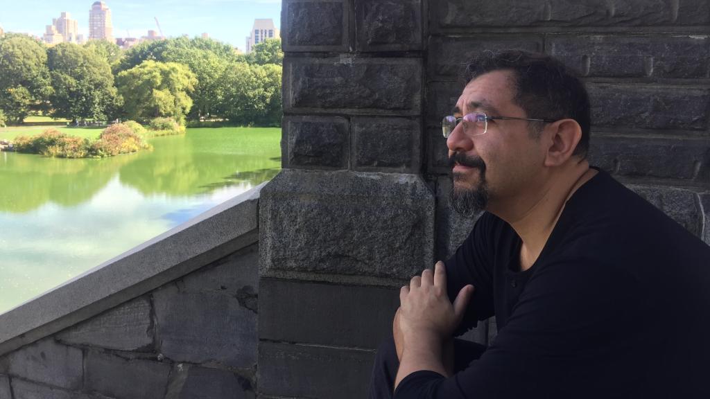 Otra imagen del editor y guionista de cómics.