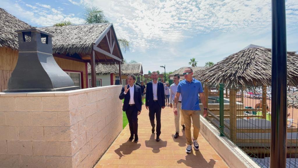 El alcalde de Elche y el secretario autonómico de Turismo, en el camping.