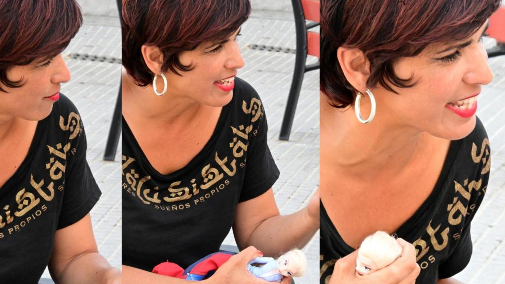 Tres instantáneas de Rodríguez mientras conversa y sujeta la muñeca de una de sus hijas.