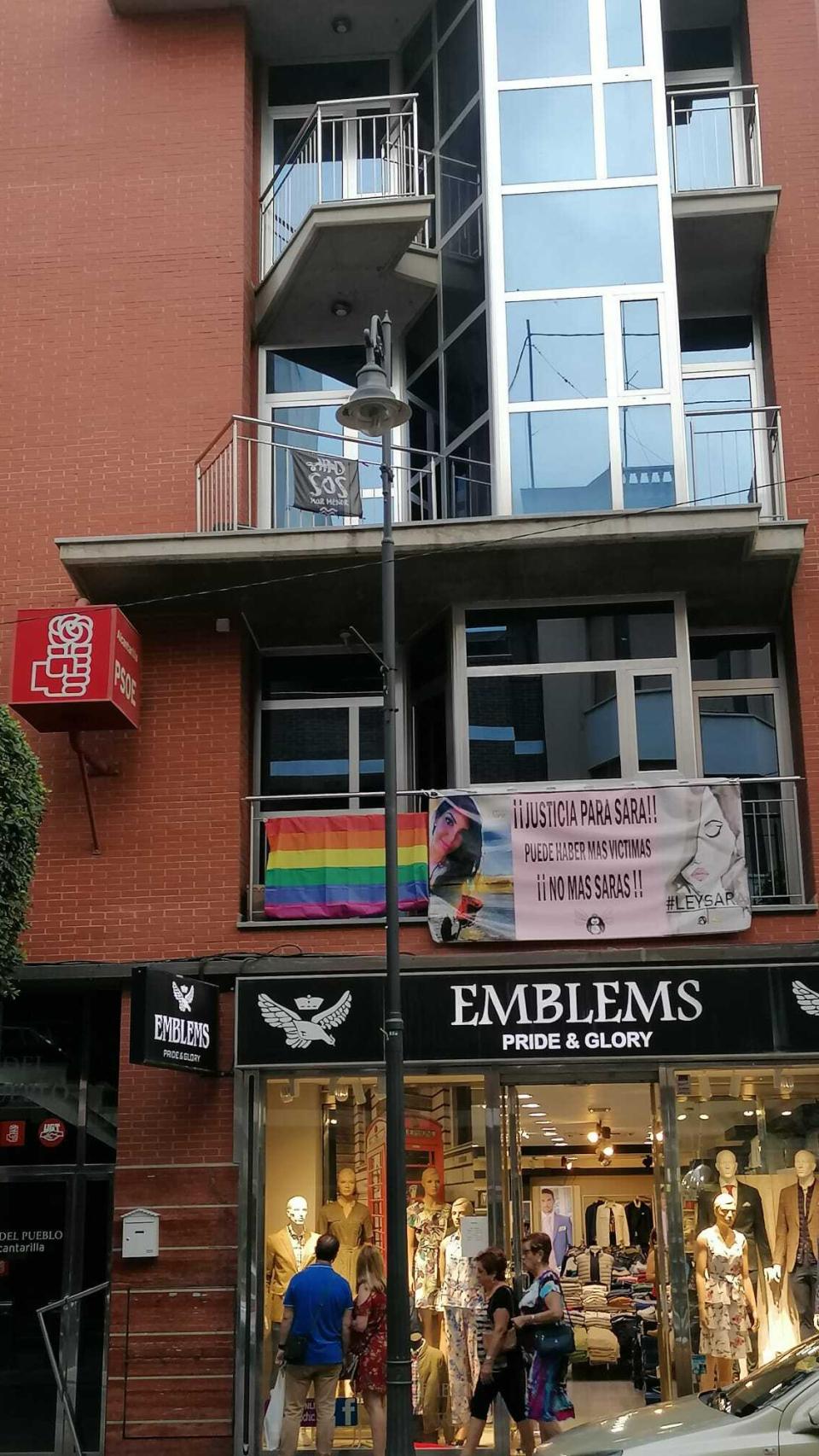 La sede del PSOE de Alcantarilla desplegó una pancarta para reclamar que se regule el vacío legal de las clínicas de estética.