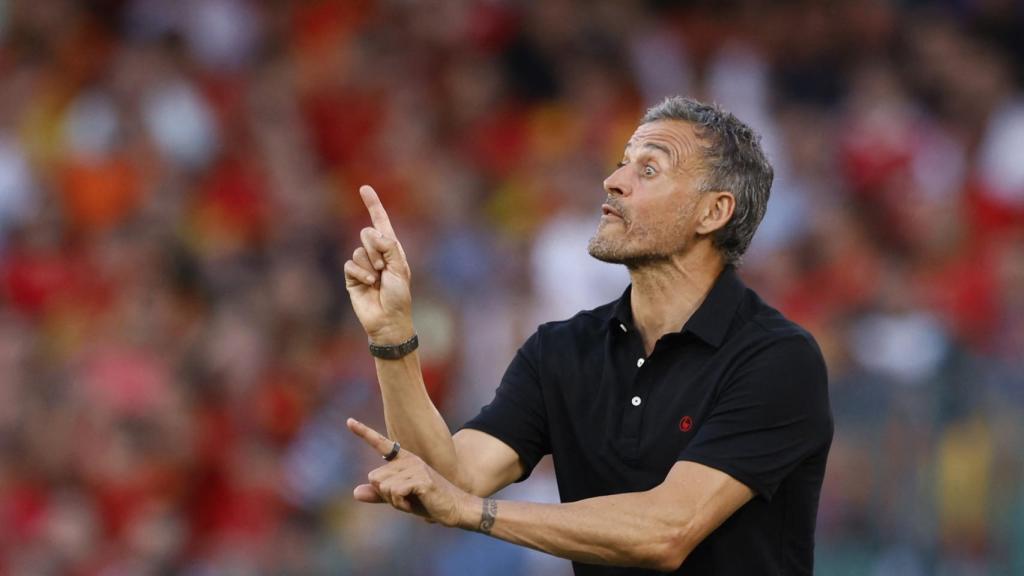 Luis Enrique da indicaciones.