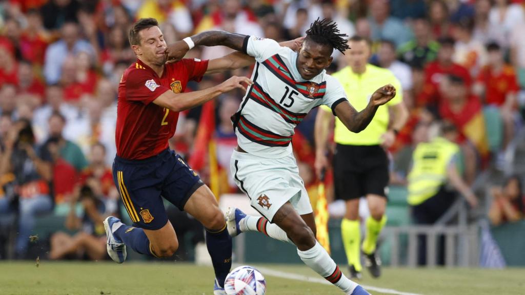 Rafael Leao se marcha de César Azpilicueta.