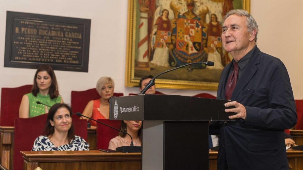 Vicente Molina Foix, en el momento de su discurso anoche en el salón de Plenos.