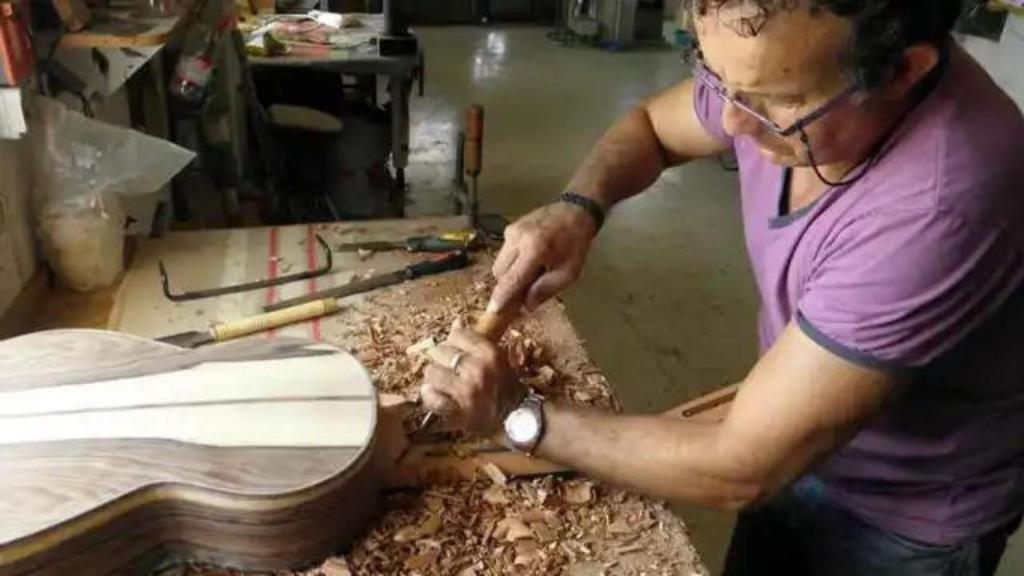 Francisco Broseta (hijo), en su taller de Guitarras Bros.