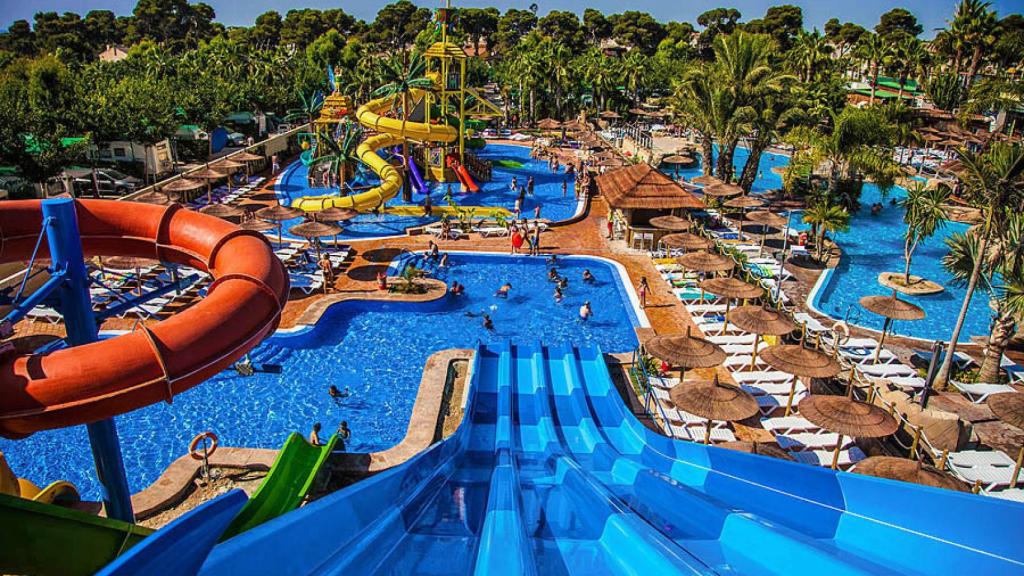 Una de las piscinas con juegos de La Marina Resort.