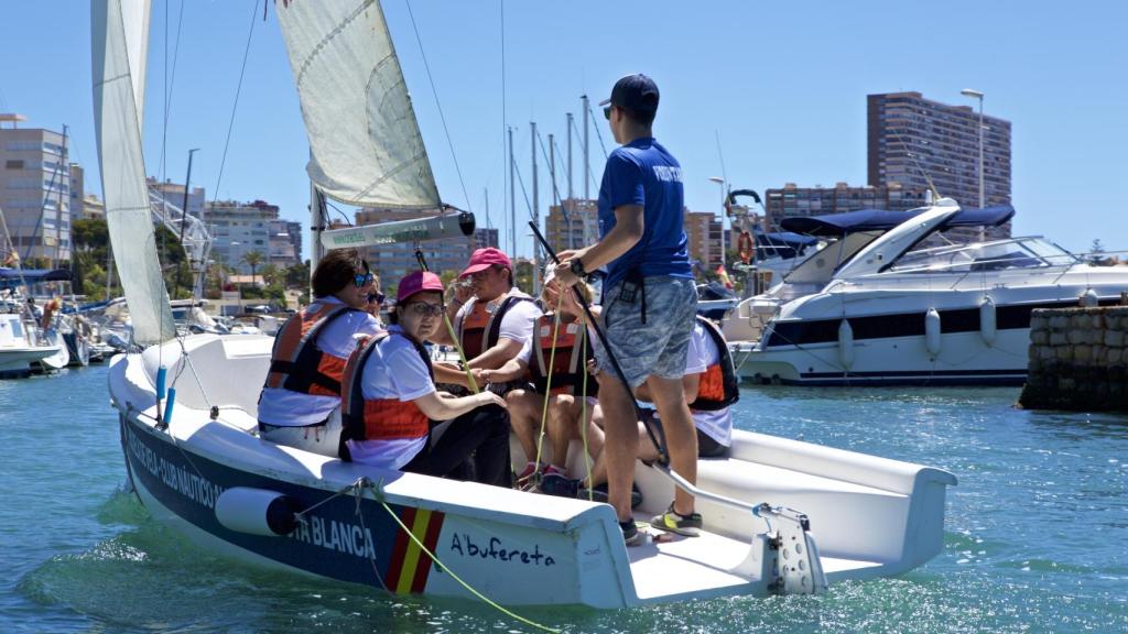 Algunos participantes de la Mar Solidaria en una edición anterior en una playa de Alicante.