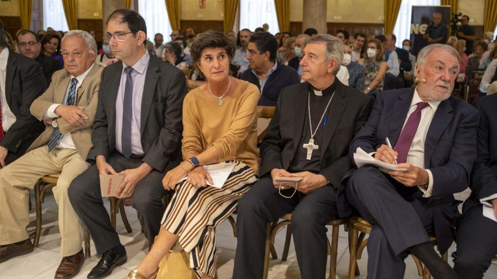 El exministro de Interior Jamie Mayor Oreja y la exparlamentaria María San Gil presentan la alternativa cultural ''Neos''. En el acto estuvieron presentes entre otros el consejero de cultura Gonzalo Santonja (I)y el obispo de Salamanca Jose Luís Retana (2D)