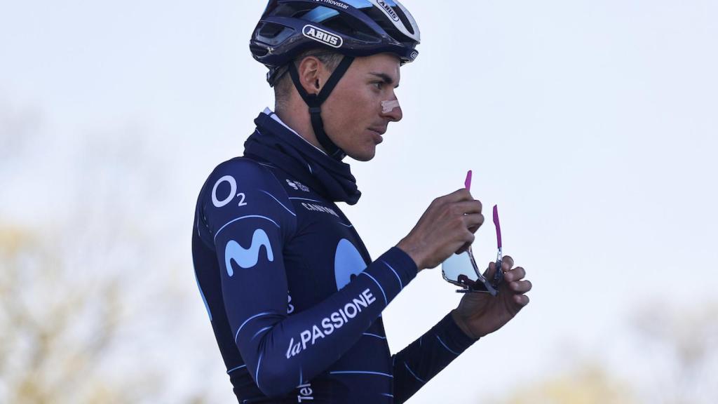 Enric Mas antes de una etapa con el equipo Movistar