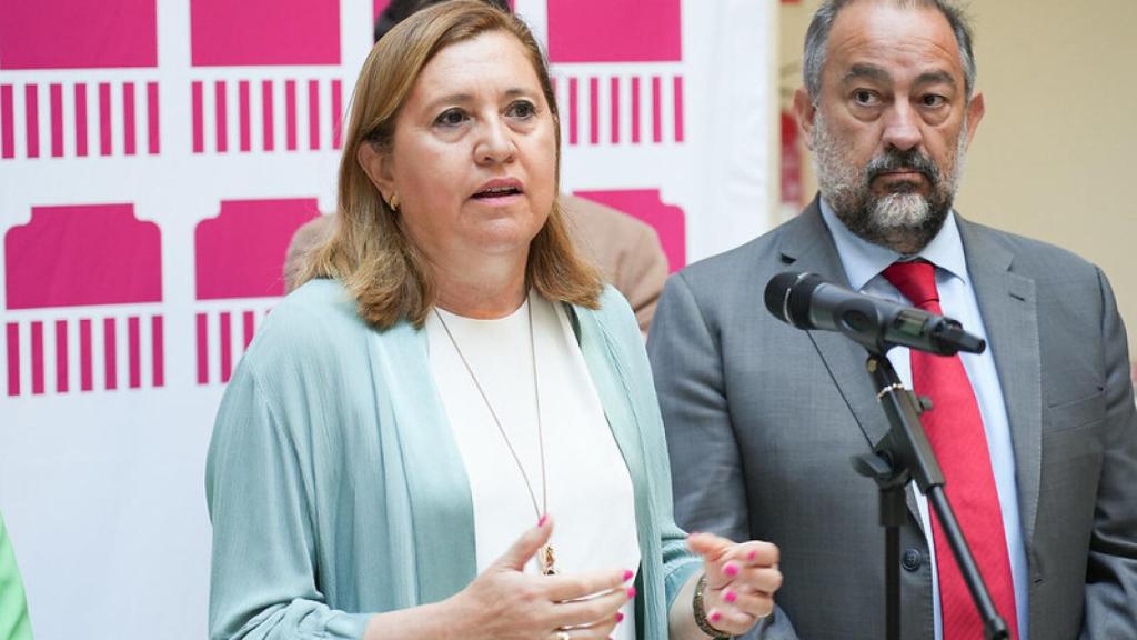 Rosana Rodríguez interviniendo ante los medios junto a Julián Garde.