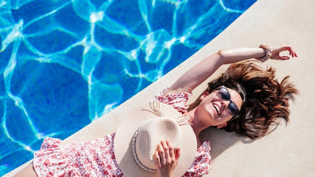 Una mujer en la piscina.