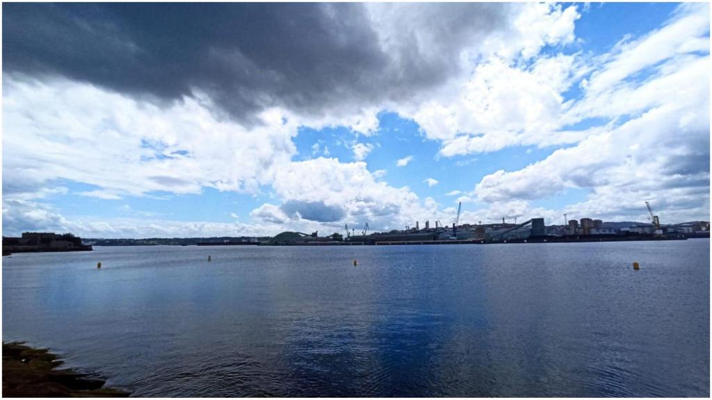 Balizado en el Parrote de A Coruña para la zona de baño.