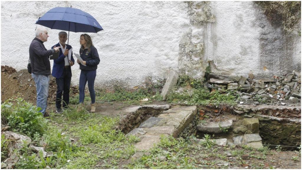Visita a la parcela de la calle Castro, donde apareció la muralla.