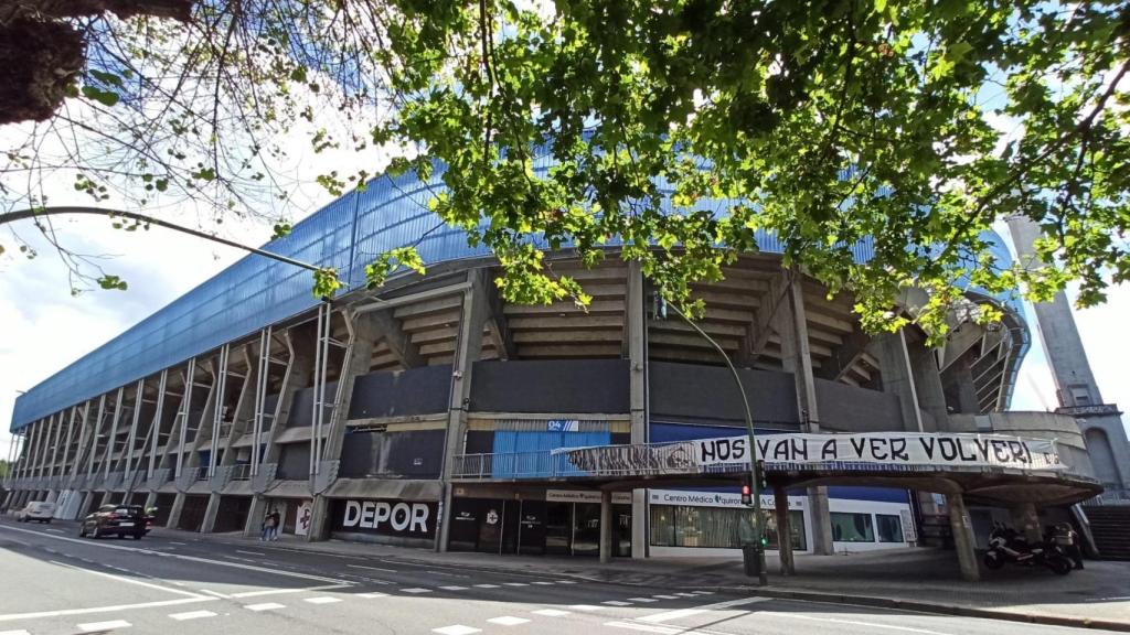 El Estadio de Riazor luce un cartel en el que puede leerse ‘Nos van a ver volver’.