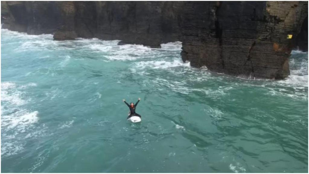 El surfista en As Catedrais.