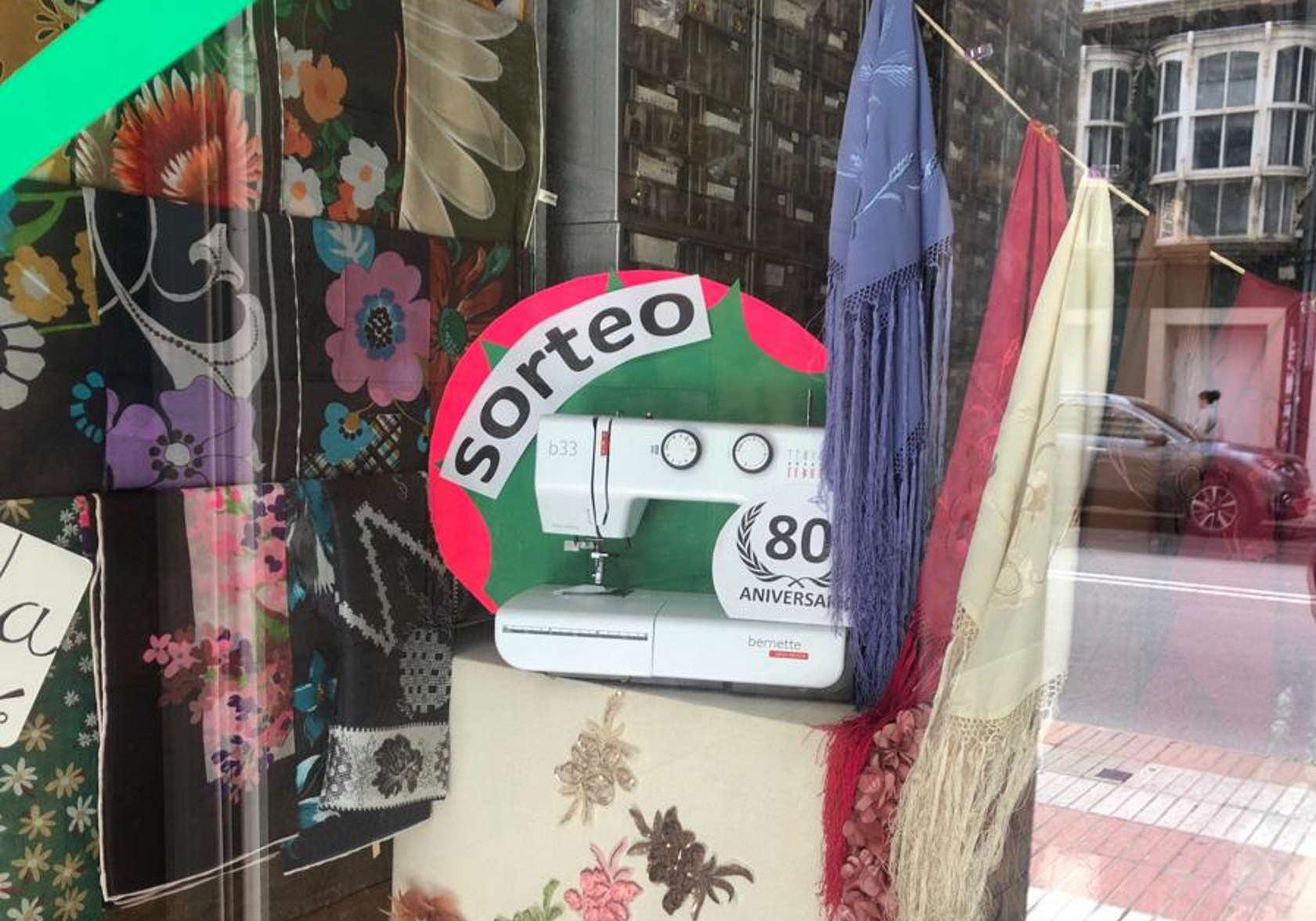 Sorteo de una máquina de coser en La Crisálida (San Andrés, 54) 