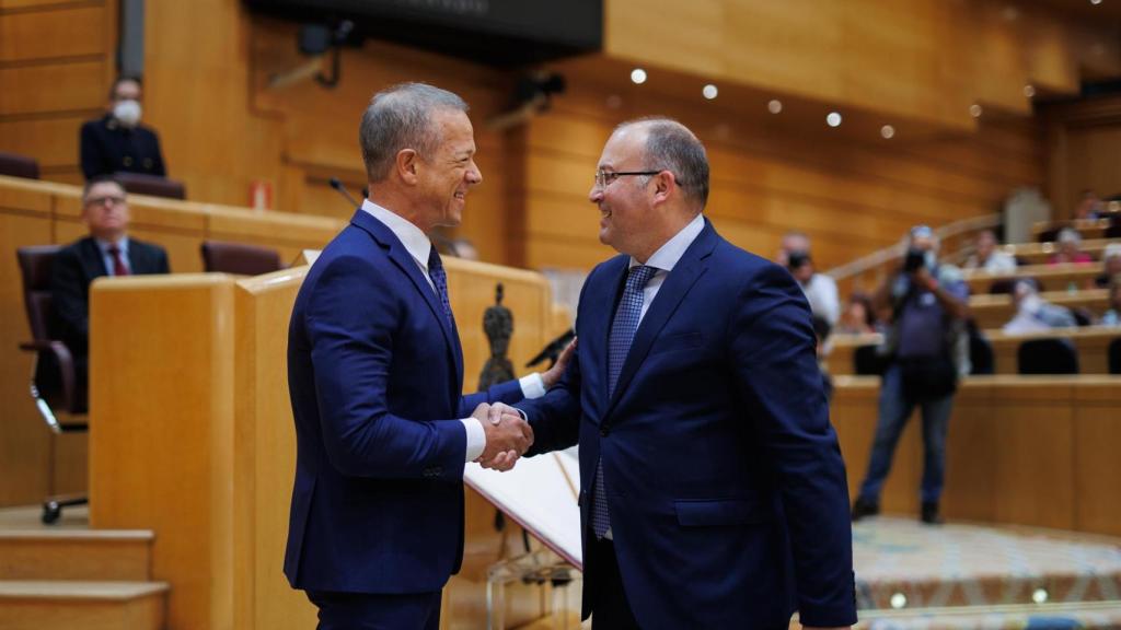 El vicesecretario de Organización Territorial del PP, Miguel Tellado (d), se estrecha la mano con el presidente del Senado, Ander Gil.