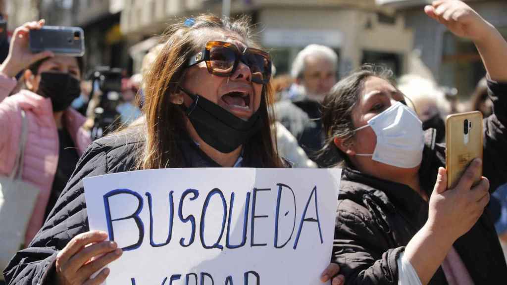 Varios familiares y allegados de los pescadores naufragados en Terranova (Canadá) se manifiestan en La Alameda Rosalía de Castro en Marín.