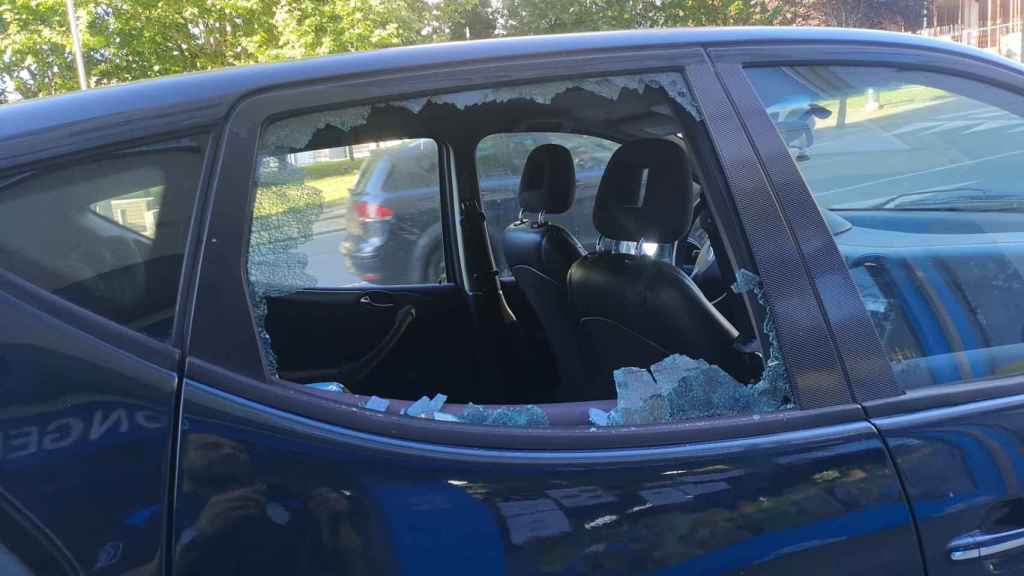 Ventanilla destrozada por el golpe de la prótesis.