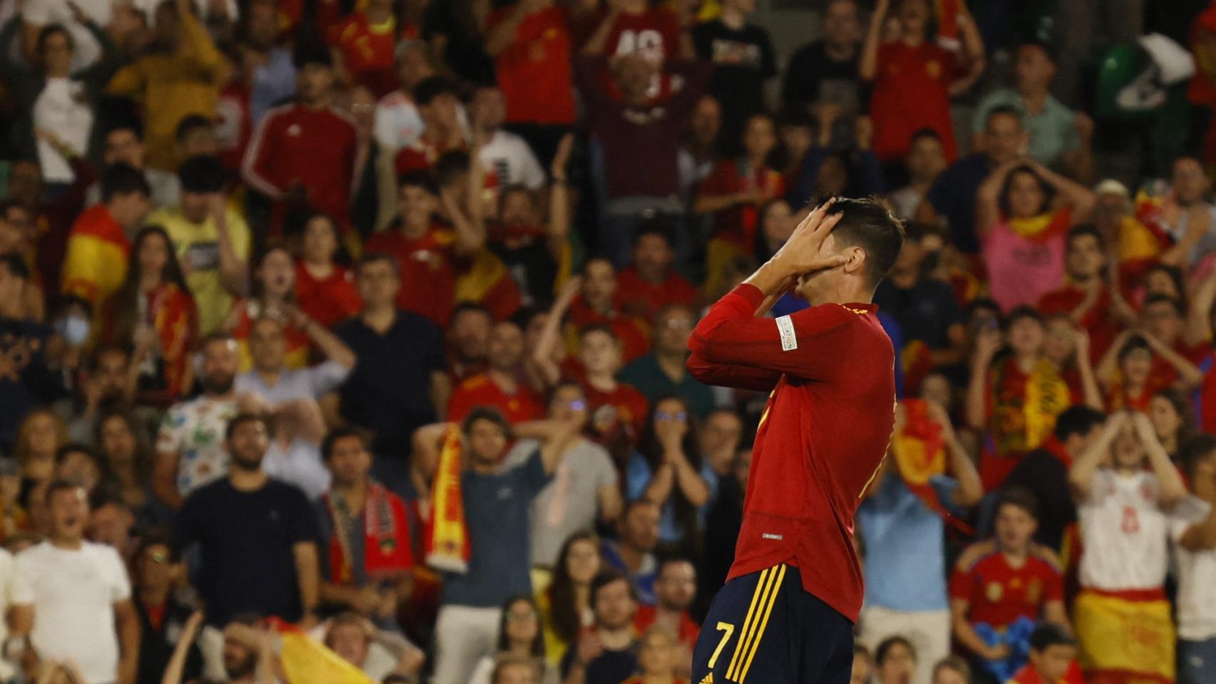 Álvaro Morata se lamenta.