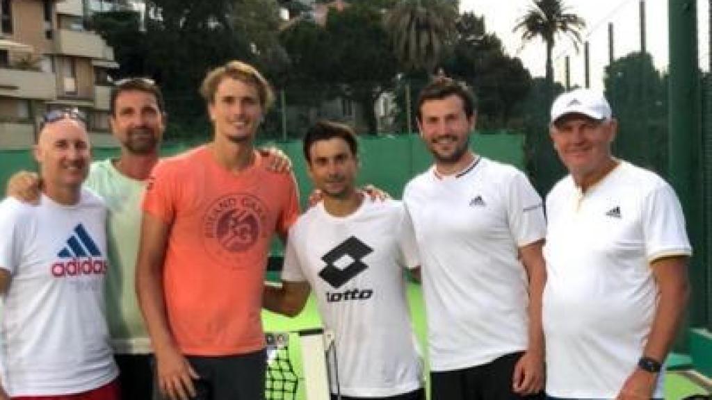 Imagen de David Ferrer junto a Zverev y su cuerpo técnico