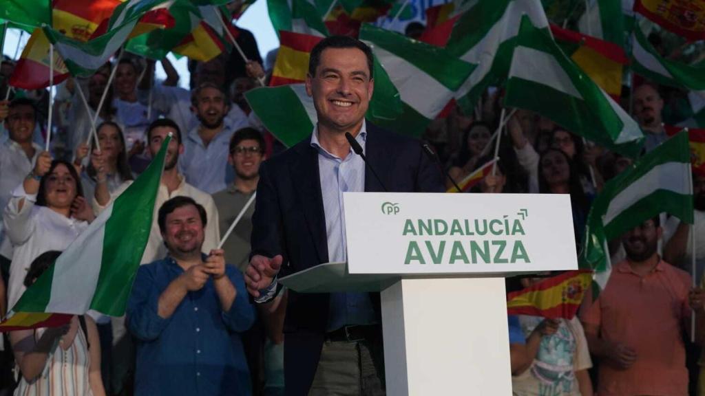 Juanma Moreno, durante el mitin ofrecido en Sevilla previo al acto de pegada de carteles.
