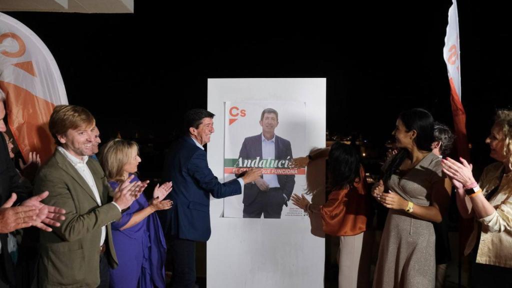 Juan Marín, durante la pegada de carteles en Sevilla.