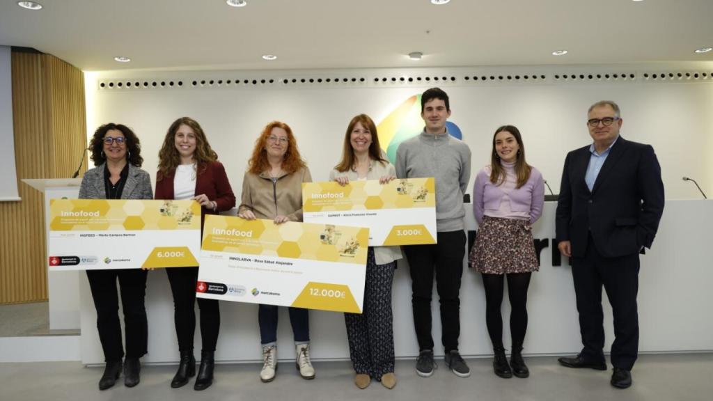 Rosa Rabat, responsable de Innolarva (tercera por la izquierda), junto al resto de galardonados en el Premio InnoFood.