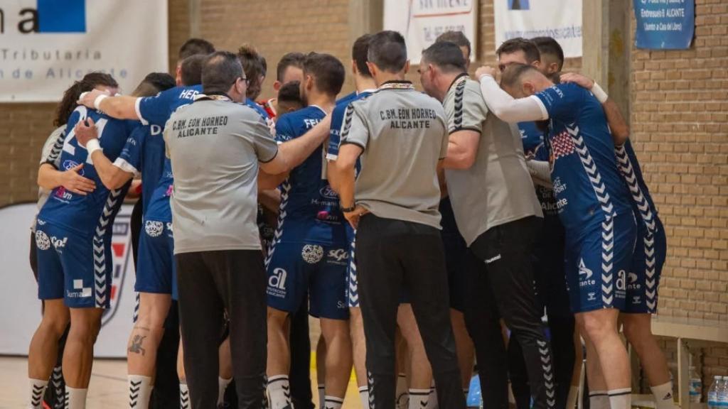 El EÓN Horneo Alicante se enfrenta en Santander al Sinfín.