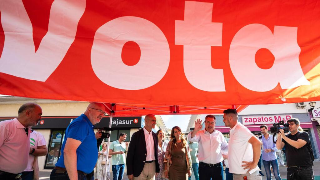 Juan Espadas, durante el acto en el barrio de Alcosa (Sevilla)