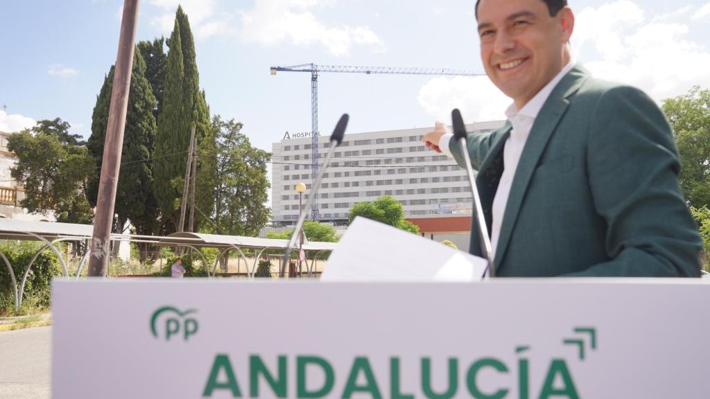 Juanma Moreno, frente al Hospital Militar de Sevilla.