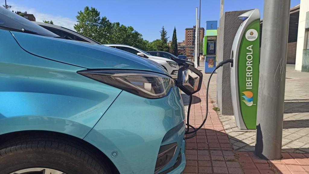 Un vehículo eléctrico durante una recarga.