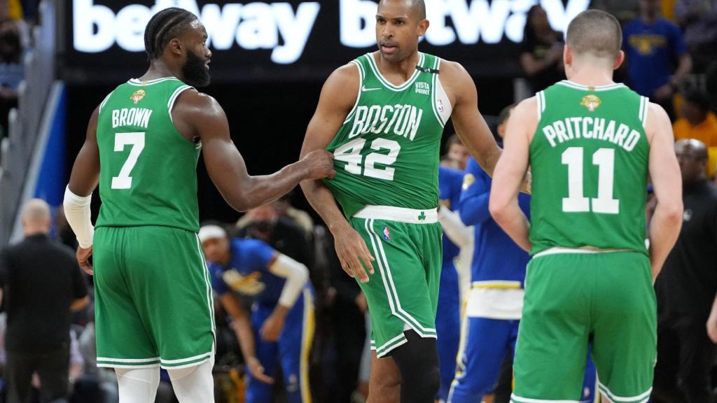 Al Horford, en el centro de la imagen, durante un partido frente a los Golden State Warriors.