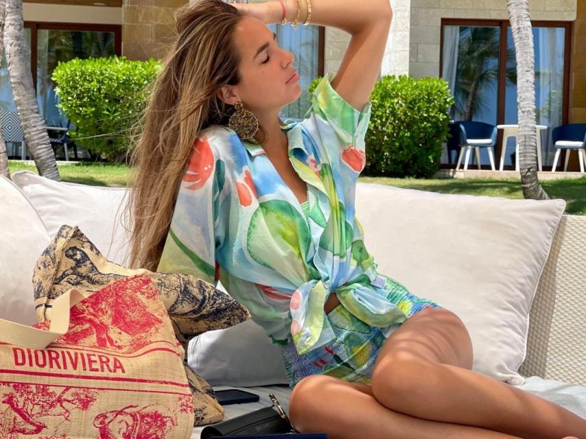 La 'it girl' posa con su nuevo conjunto veraniego de Charo ruiz.
