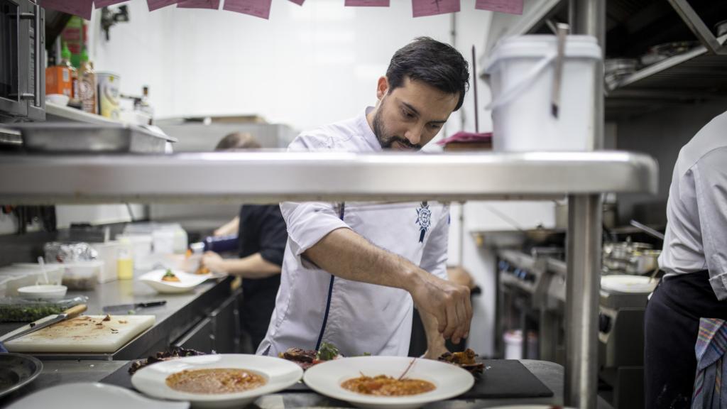 Uno de los cocineros del restaurante Desguaces La Torre, ultimando los platos del menú del día.