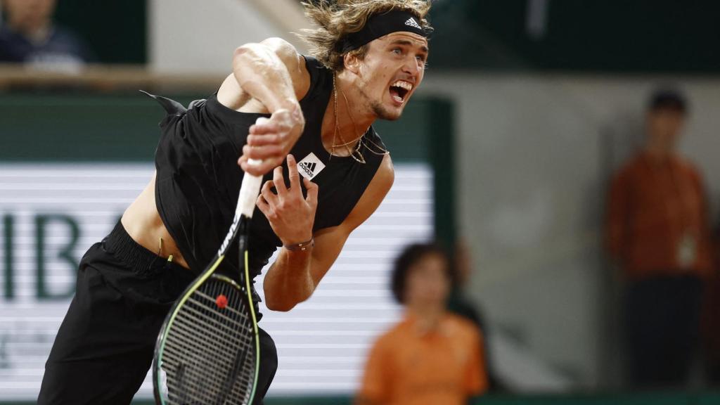 Alexander Zverev al saque.