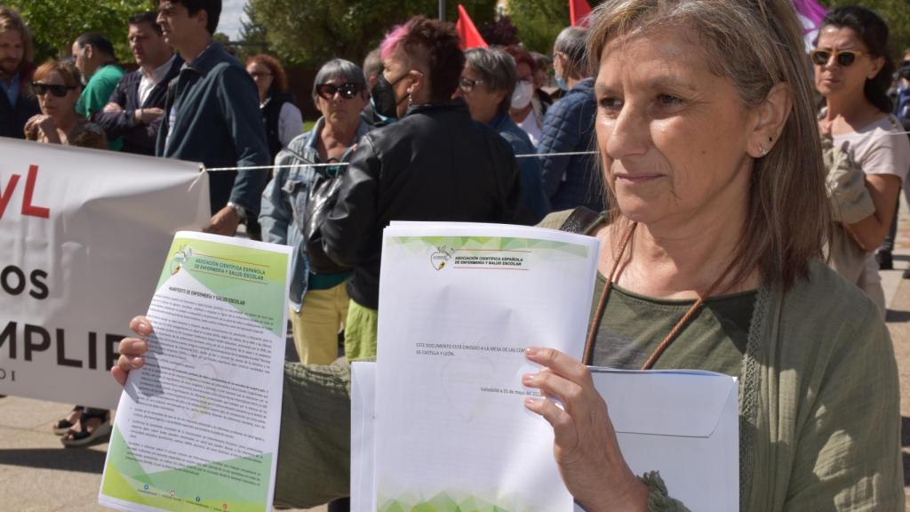 La presidenta de la asociación, Mayte Albillo, posa con el manifiesto